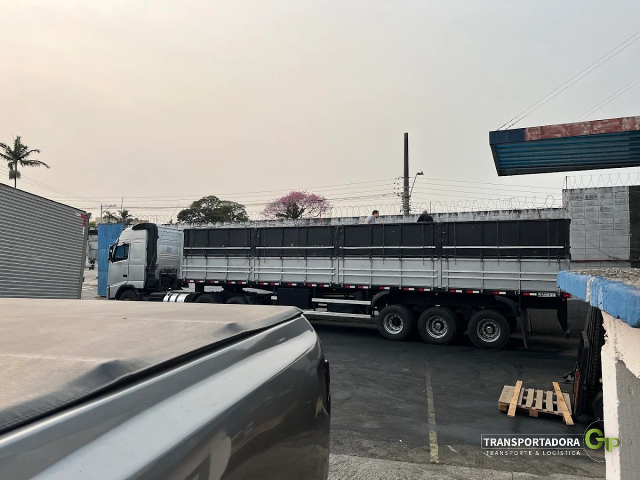 Carreta graneleira em carregamento